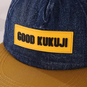 Streetwear kinderpet van blauwe denim en gele klep met KUKUJI rubberen patch