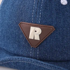 Berretto da baseball in denim blu per neonati con toppa triangolare in gomma lettera R