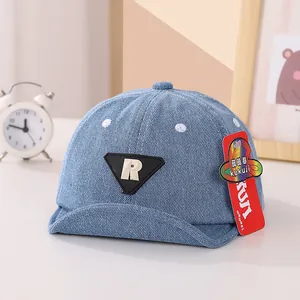 Dettaglio cappellino da baseball in denim per bambini con toppa con lettera R