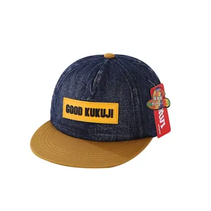 Kinderhonkbalpet van blauwe denim met gele klep en KUKUJI-merklogo