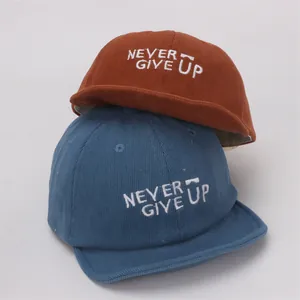 Gorras de béisbol de pana para bebé con bordado Never Give Up en marrón y azul
