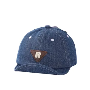 Berretto da baseball retrò in denim blu scuro per neonati con toppa in pelle R e visiera