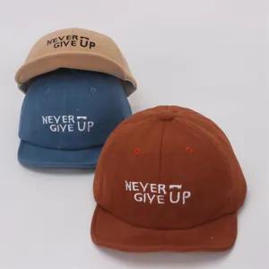 Tres colores de gorras de pana para bebé con bordado 'NEVER GIVE UP' y visera