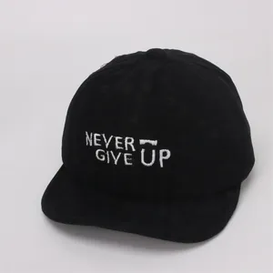 Detalle de gorra de béisbol de pana negra con bordado blanco de Never Give Up