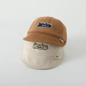 Casquettes bébé en velours côtelé marron et crème avec broderie Sunday au style minimaliste