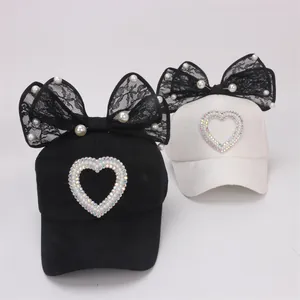 Gorra de béisbol con lazo de encaje, perlas y corazón de cristal en blanco y negro