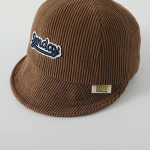 Casquette en velours côtelé marron pour enfants avec broderie Sunday et bord souple
