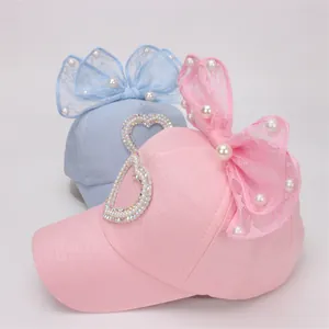Gorras rosas y azules para niña con lazos de encaje, perlas y corazones de diamantes