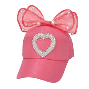 Gorra de punto rosa con lazo grande de encaje, corazón de diamantes y perlas blancas