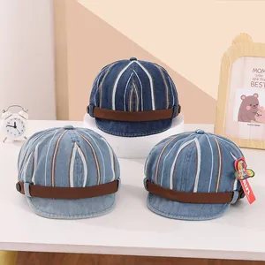 Détails de casquettes gavroche à rayures pour enfants avec lanière en cuir brun et boutons