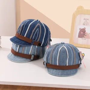 Casquettes rayées en jean pour bébés en trois tons de bleu avec détails en cuir
