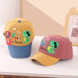 Dettaglio di cappellini in velluto a coste per bambini con ricamo a forma di dinosauro