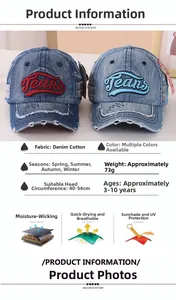 Détail de casquettes en jean pour enfants avec broderie 3D et texture vintage délavée