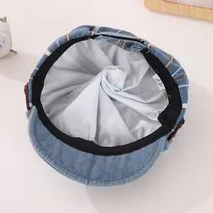 Gros plan de l'intérieur d'une casquette bébé en denim bleu avec doublure et bandeau