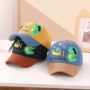 Tre cappellini da baseball in velluto per bambini con dinosauri ricamati