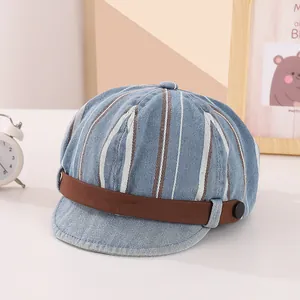 Détail de la casquette gavroche rayée en denim pour enfants avec sangle en similicuir
