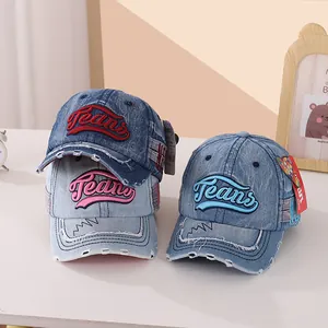Détail de casquettes en jean pour enfants avec broderie Jeans et finitions effet vieilli