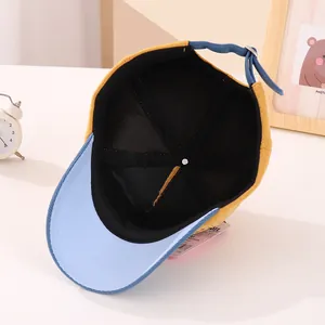 Dettaglio del cappellino bimbo in velluto giallo con fodera interna e cinturino