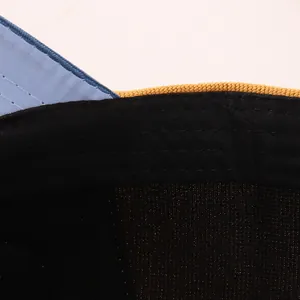 Dettaglio della cucitura interna e del tessuto in velluto a coste di un cappello da bambino