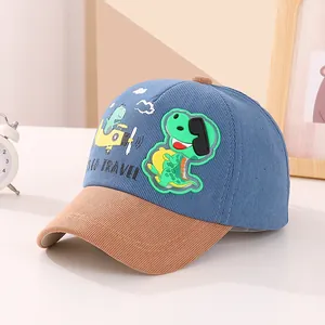 Dettaglio cappellino da baseball bicolore blu e marrone per bambini con dinosauro cartone