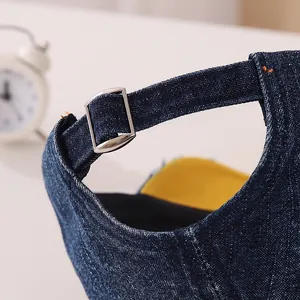 Détail de la boucle en métal réglable et doublure jaune sur casquette en jean enfant