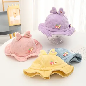 Dettaglio di cappelli da sole per neonati in quattro colori con decori 3D