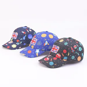 Vue détaillée de casquettes de baseball pour enfants avec motifs spatiaux et drapeau UK