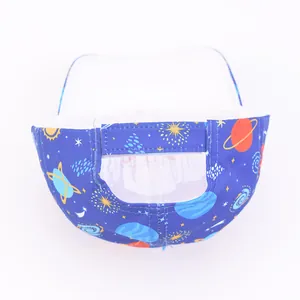 Détail de la sangle velcro réglable sur la casquette enfant avec imprimé galaxie et nébuleuse