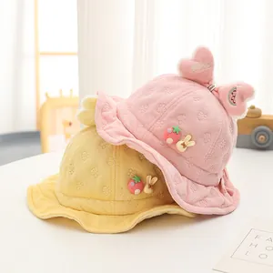 Dettaglio di cappelli da sole per neonati in cotone goffrato con toppe di animali e fragole
