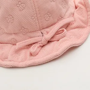Dettaglio cappello pescatore rosa bimbo con motivo coniglio in rilievo e trama a scacchi