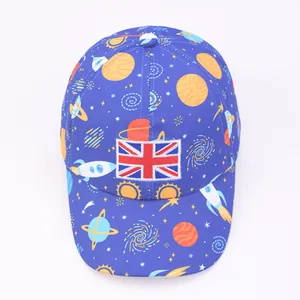 Détail de la casquette bleue pour enfants avec motifs spatiaux et broderie Union Jack