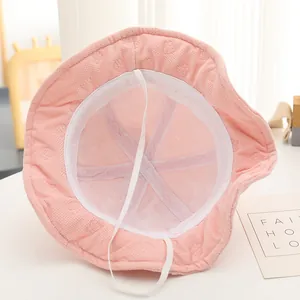 Dettaglio dell'interno di un cappello rosa da neonato con fodera e cinturino elastico