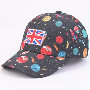 Détail de la broderie spatiale et de l'écusson drapeau britannique sur casquette noire