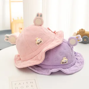 Dettaglio di cappelli da sole rosa e viola per neonati con orecchie di coniglio e tesa