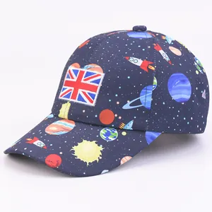 Détail de la casquette bleue avec imprimé galaxie et broderie du drapeau du Royaume-Uni