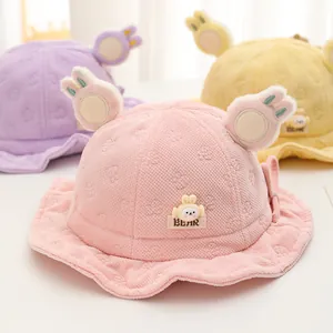 Dettaglio di un cappello da neonato con orecchie 3D pelose e trama in cotone rosa