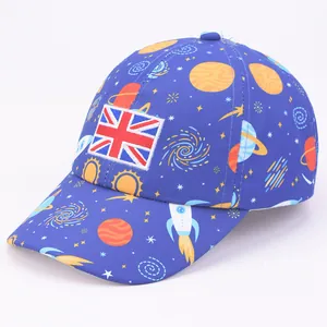 Détail d'une casquette enfant bleue avec motif espace, imprimés planètes et Union Jack
