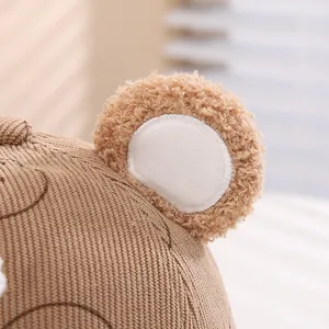 Dettaglio macro di un morbido cappello da orso marrone per neonati con orecchie di peluche