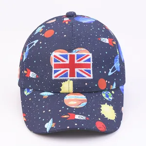 Détail de casquette enfant bleu marine avec imprimés spatiaux et écusson Union Jack brodé