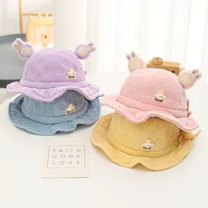Dettaglio di cappelli pescatore per neonati in maglia waffle con orecchie buffe