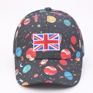 Détail de casquette enfant avec motifs spatiaux et patch brodé Union Jack
