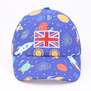 Vue détaillée de la casquette bleue pour enfants avec motifs de l'espace et Union Jack