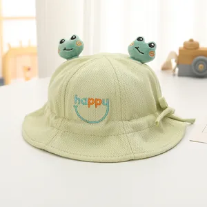 Dettaglio cappello pescatore neonato verde menta con antenne rana e ricamo sorriso