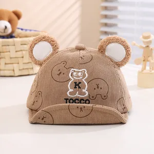 Dettaglio cappello neonato in velluto a coste marrone con orecchie 3D e ricami