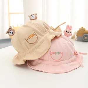 Dettaglio di cappelli per neonati con simpatici animali 3D e ricamo di faccina felice