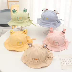 Dettaglio di cappelli da sole in rete traspirante con orecchie animali e ricamo per bimbi