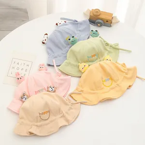Dettaglio di cappelli da sole colorati per neonati con orecchie animali 3D e ricamo happy
