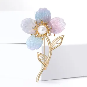 Broche fleur élégante en résine à quatre pétales, dégradé bleu-rose, perles et strass