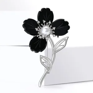Élégante broche fleur à cinq pétales en résine noire avec perle et strass
