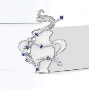 Eleganter Wassermann Sternzeichen Anstecknadel mit blauen Kristallen und Versilberung